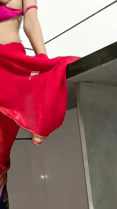 Desi whore in red sari gives XXX pleasure to the boy in her kitchen