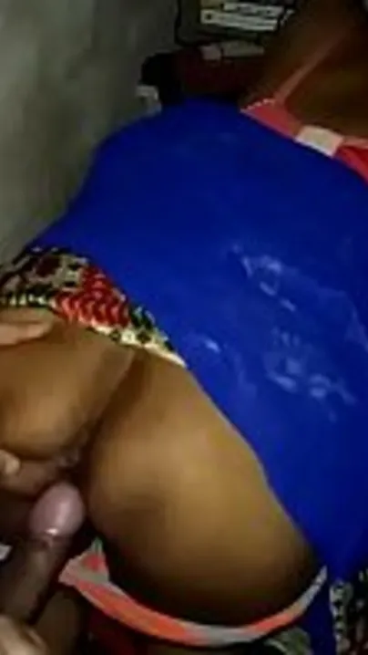 Desi homemade sex! Sexy indian aunty in blue  saree coming for sex
